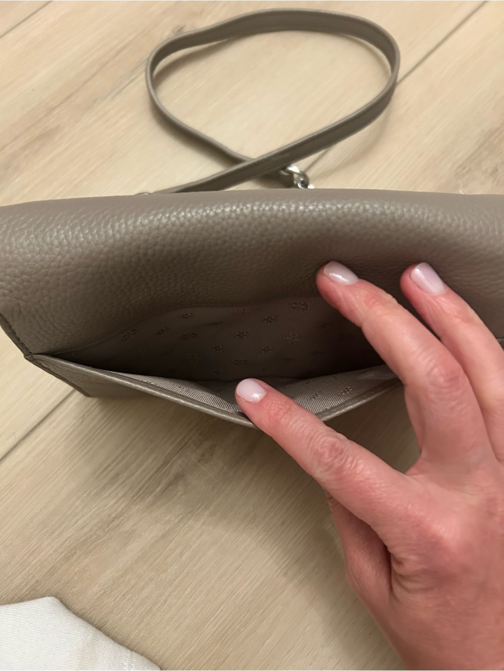 Tory Burch Taupe Pebbled Leather Chain Crossbody - Picture 5 of 5